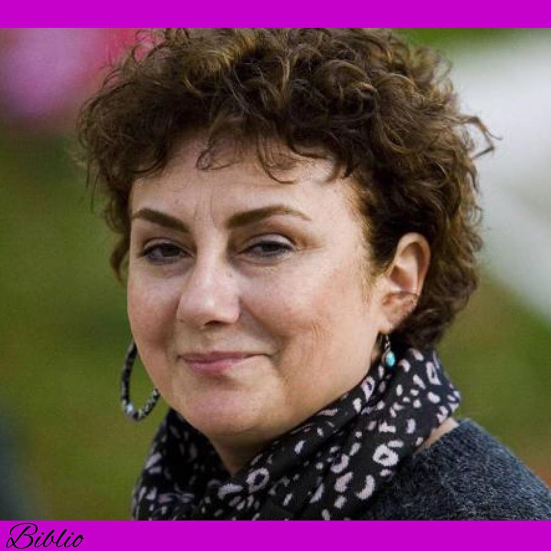 زویا پیرزاد در سال ۱۳۷۰، ۱۳۷۶ و ۱۳۷۷، سه مجموعه از داستان‌های کوتاه خود را منتشر 2